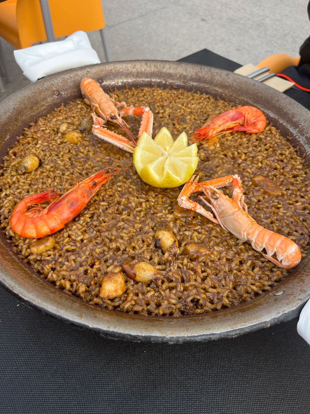 Esta es mi paella favorita. El marisco es fresco porque está cerca del mar. Aquí hay una plantación de arroz, así que hay buen arroz. Combinado, por supuesto, hay una gran paella.